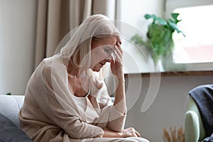 Triste maduro una mujer sobre el sentimiento dolor de cabeza depresión 