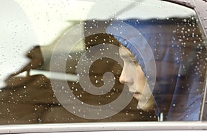 Smutný chlapec ustarostený vnútri auto 