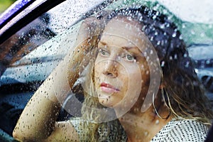 Smutný žena hledá přes auto 