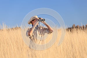 Uomo cercando attraverso binocolo 