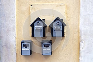 Safe Key Box home rent To Retrieve Keys in wall entrance door rental