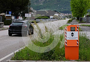 Él entiende electrónico velocidad en 