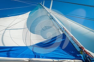 Sail of a monocoque boat seen from the bottom