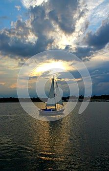 Barco de vela contra el cielo 