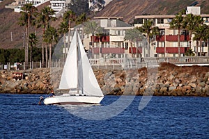 Barco de vela a lo largo de Costa 