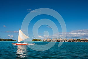 Barca a vela sul laguna 