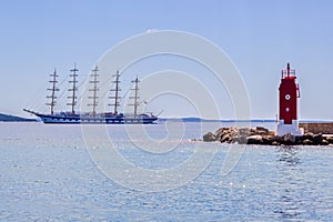 Barco de vela más cercano Costa faro en mar Mediterráneo el mar Croacia 