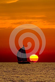 Barca a vela tramonto 