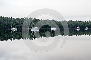 Segelboot reflektierend auf der Wasser 