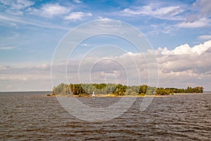 Sailing along the banks and islands of northwest rivers