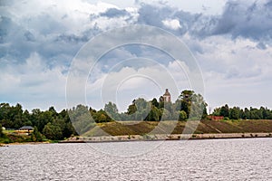 Sailing along the banks and islands of northwest rivers