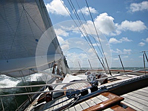 Segeln schön klassisch schiff auf der der abgrund aus 