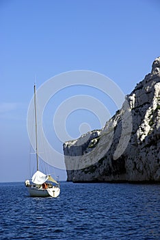 Sailing boat in Cassis calanches