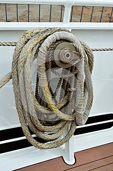 Sailing boat winch and ropes