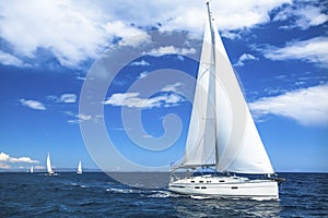 Segeln ein Boot oder blatt das Rennen auf der Blau Wasser das Meer. 
