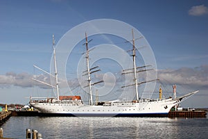 Navegación barco sobre el puerto de 