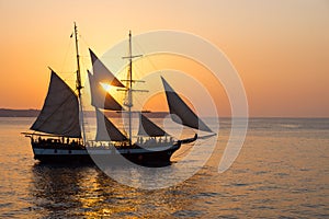 Navigazione nave sul tramonto 