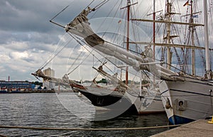 Sailing ships in the port keel