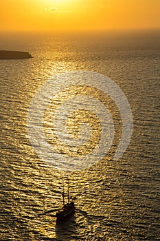 Navigazione K nebbioso tramonto, grecia 
