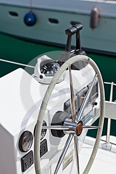 Sailing yacht control wheel and implement