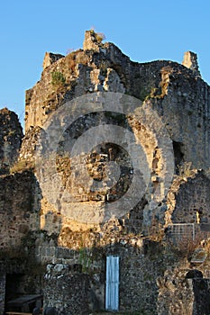 Saint-Germain-de-Confelons, ruined medieval wall
