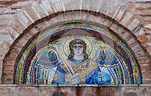 Santo Miguel arcángel espada en la ley mano a Espejo en a la izquierda mano mosaico icono sobre el muro de Miguel iglesia en 