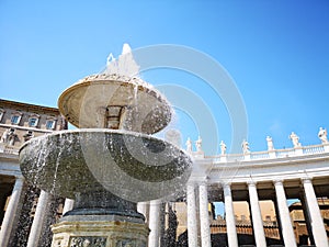 Saint Pedro square fountain, in Vatican, Rome, Italie