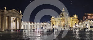 Santo27basílica a plaza de la ciudad de acuerdo a noche Roma 