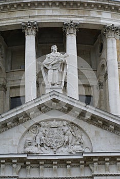 Saint Thomas statue and coat of arms, St. Paul Cathedral, London, England