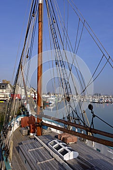 Saint-Vaast-la-Hougue,fishing boat,boat,ship,port,harbor,marina,deck,mast,rope,pulley,parquet floor,wood floor,ratline,roppe lader