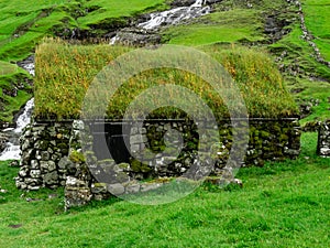 Saksun. Stone house with grass roof