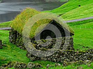 Saksun. Stone house with grass roof