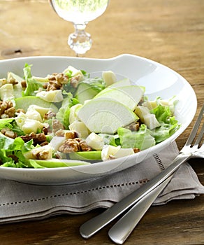 Salad with apples and cheese