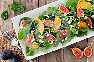 Salad of arugula, spinach, figs and goat cheese, overhead scene