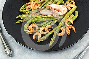 Salad with asparagus and shrimps