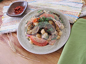 Salad with aubergines and chick peas.