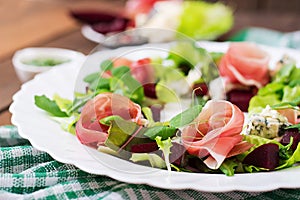 Salad with baked beet, blue cheese