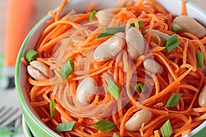 Salad of carrots with white beans and green onions