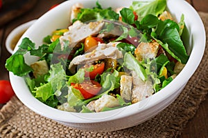 Salad with chicken breast, arugula, lettuce and tomato.