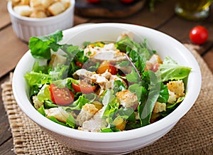 Salad with chicken breast, arugula, lettuce and tomato.