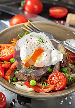 Salad with chicken livers, vegetables and poached egg