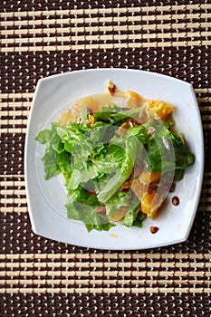 Salad with chicken, oranges, honey and almonds