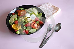 Vegetable salad on a black plate Weight loss concept Healthy food photo
