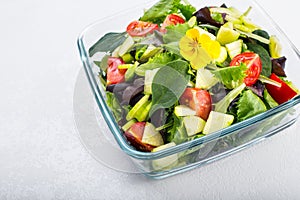 salad with edible flowers