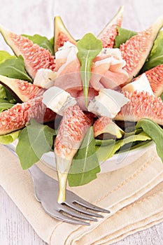 Salad with fig and cheese