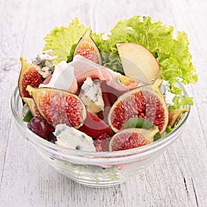 Salad with fig, cheese and ham