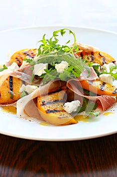 Salad with grilled peach and ham