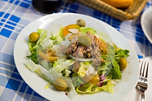 Salad Manchego with canned tuna