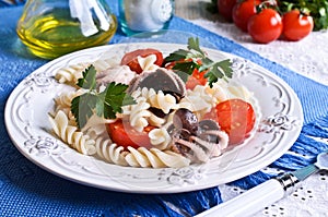 Salad with octopus, pasta and tomato