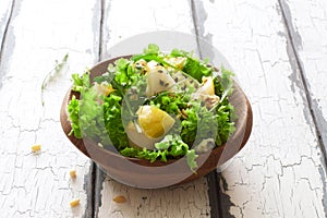 Salad with pears, blue cheese and lettuce